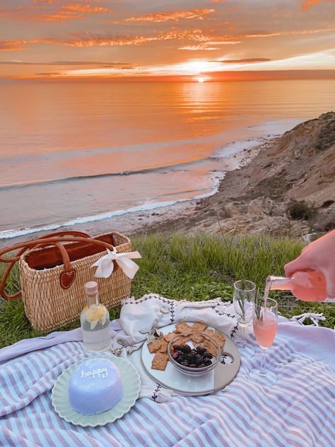 Beach picnic with basic cake basket sunset boyfriend Preppy Picnic, Cozy Picnic, Cake Basket, Basic Cake, Preppy Beach, Summer Pics, Picnic Ideas, Anniversary Dinner, Indoor Photography