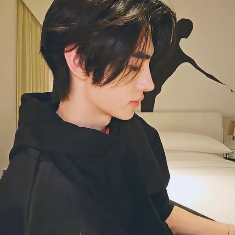 enhypen sunghoon icon lq Sunghoon Long Hair, Sunghoon Smirk, Sunghoon Park, Sunghoon Icons, Enhypen Sunghoon Icon, Vampire Boy, Sweet Guys, Park Sunghoon, Enhypen Sunghoon