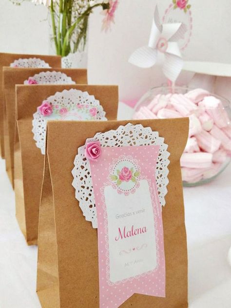 Delicadas bolsitas decoradas Kit Shabby Chic Rosa y Aqua Kraft Paper Crafts, Decorated Gift Bags, Doilies Crafts, Baby Event, Diy Jewelry Display, Handmade Packaging, Teachers Day Gifts, Shabby Chic Bedroom, Chic Bedroom