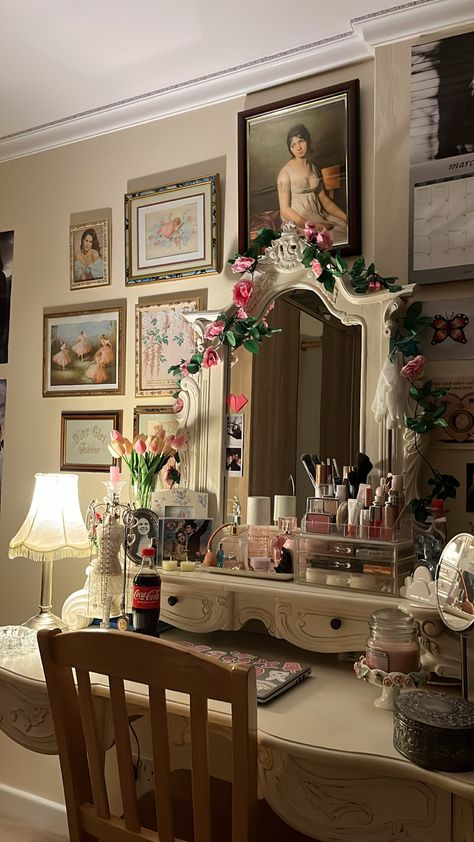 Audrey Hope Bedroom, Femcel Aesthetic Room, Maximalist Coquette Room, Hyperfeminine Room, Vanity Ideas Bedroom Vintage, Lana Del Rey Bedroom, Pink Vintage Room, Maximalist Coquette, Lana Del Rey Room