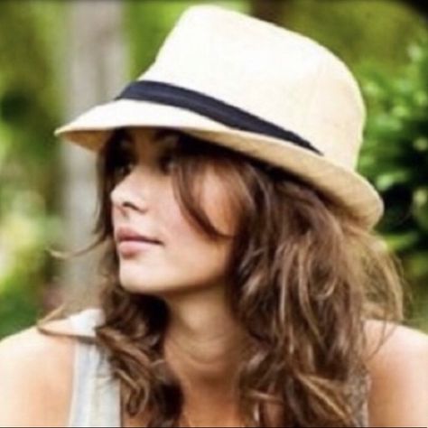 Fedora Hat Women Outfit, Fedora Hat Outfit Summer Casual, Outfits With Fedora Hats, Hat Outfit Summer, Fedora Hat Outfits, Stylish Womens Hats, Summer Fedora, Womens Straw Hats, Hat Fedora