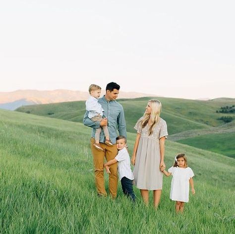 Love the location of this modern family lifestyle session Family Photography Outfits, Big Family Photos, Family Pic, Photography Poses Family, Fall Family Pictures, Family Photo Pose, Family Inspiration, Spring Family, Fairytale Photography