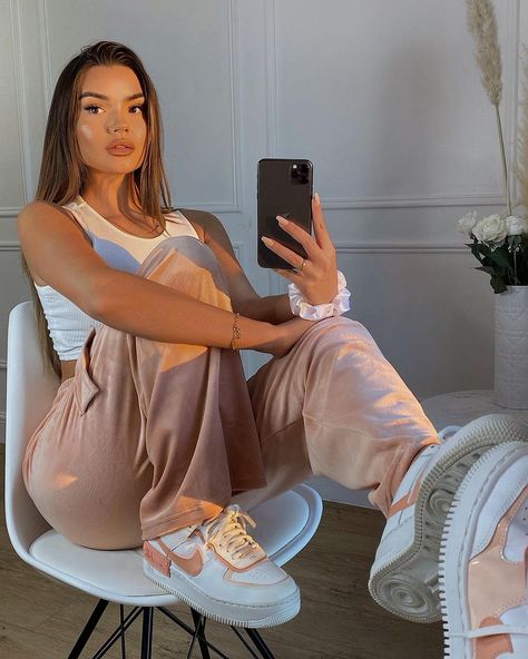 12.4k Likes, 92 Comments - DANIELLE METZ 🏹 (@daniellemetz) on Instagram: “pink baby” Pink Air Force 1 Outfit, Pink Nike Air Force 1, Nike Air Force 1 Outfit Woman, Danielle Metz, Air Force 1 Outfit Woman, Summer Vegas Outfit, Air Force Ones Outfit, Nike Women Outfits, Air Force 1 Outfit