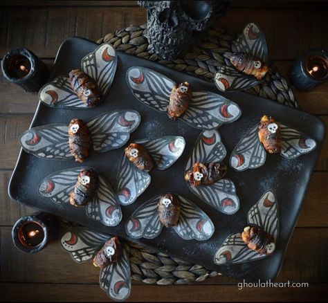 Pasteles Halloween, Wrapped Dates, Halloween Menu, Bacon Wrapped Dates, Hallowen Ideas, Spooky Food, Deaths Head Moth, Halloween Party Dinner, Edible Paper