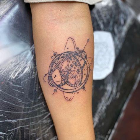 Time Turner Art, Time Turner Harry Potter Tattoo, Harry Potter Tattoos Hufflepuff, Timeturner Harry Potter Tattoo, Ravenclaw Tattoo Minimalist, Harry Potter Time Turner Tattoo, Gryffindor Tattoo, Hufflepuff Crest Tattoo, Time Turner Tattoo