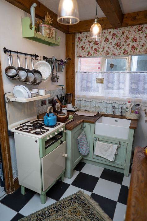 Prepper Bunker, Vintage Homemaker, Retro Stove, Room Nature, 1940s Kitchen, Kitchen Vibes, Granny House, Van House, Vintage Kitchens