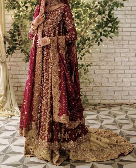 Red Lengha, Dark Red Fabric, Red Dupatta, Pakistani Bridal Dress, Red Bridal Dress, Desi Wedding Dresses, Asian Bridal Dresses, Latest Bridal Dresses, Bridal Dresses Pakistan