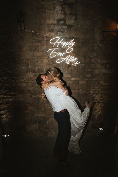 Neon Happily Ever After Sign For Wedding // Image By James Frost Photography Frost Photography, Bridal Table Decorations, White Wedding Decorations, Sign For Wedding, Wedding Neon Sign, Neon Wedding, Champagne Wedding, Wedding Picture, Wedding Goals