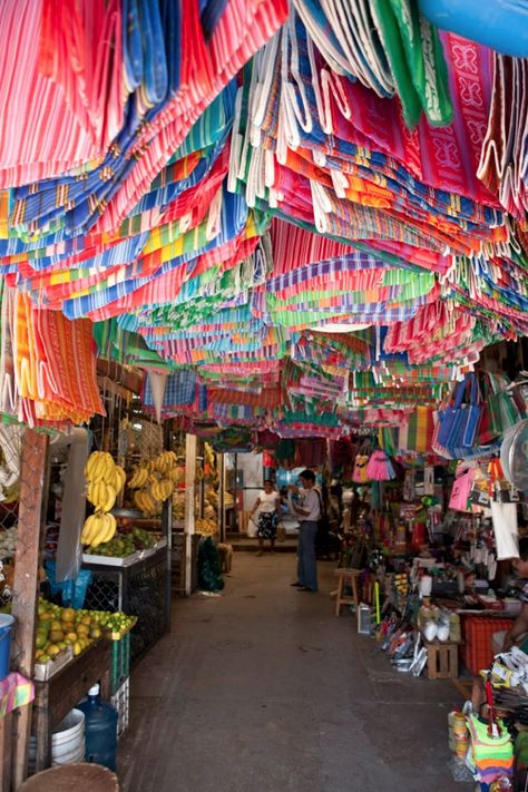 Marché de Zihuatanejo, près d'Ixtapa, au Mexique. Mexico Trips, Mexico Vacation Destinations, Zihuatanejo Mexico, Ixtapa Zihuatanejo, Mexican Interior Design, Sao Luis Ma, Rainbow Springs, Sipping Coffee, Mexican Street