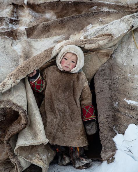 Inuit People, North Asia, Human Poses Reference, Arctic Circle, Human Poses, Photo Of The Day, Photo Journal, People Of The World, Miyazaki