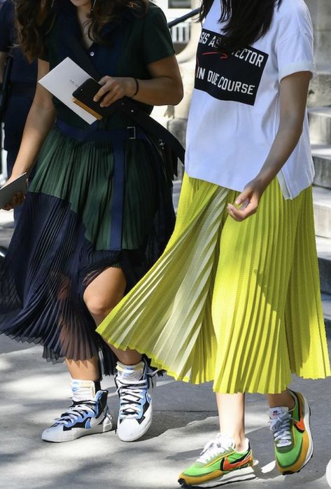 Nike Sacai Outfit Street Styles, Sneakers And Skirts Outfit, Mid Skirt Outfits Summer, Skirt And Sneakers Outfit Casual, Skirt Pleated Outfits, Dresses And Sneakers Outfit, Skirt And Sneakers Outfit, Mode Shoes, Sneakers Street Style