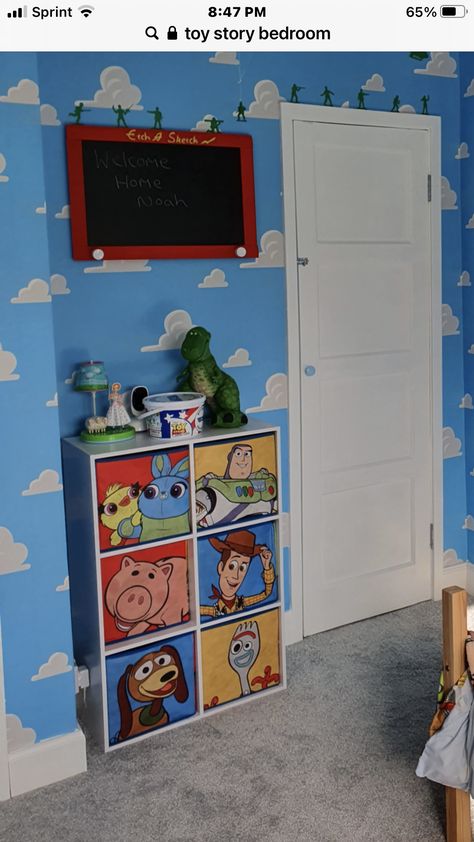 Toy Story Dresser Diy, Up Room Decor Disney, Toy Story Bedroom Decor, Toy Story Boys Room, Buzz Lightyear Bedroom Ideas, Toy Story Themed Room, Toy Story Playroom Ideas, Toy Story Kids Room, Pixar Room Ideas