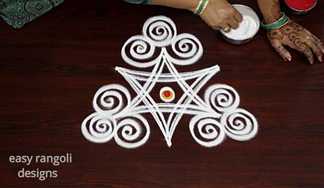 Doorstep Rangoli, 3 Dots Rangoli, Margali Kolam, Traditional Apartment, Simple Rangoli With Dots, Daily Muggulu, Small Kolam, Easy Rangoli Designs Videos, Dots Kolam