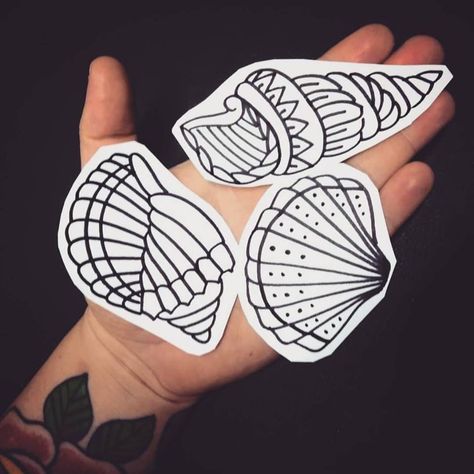 Traditional Tattoo Stencils, Seashell Tattoos, Hippie Tattoo, Shell Tattoos, Traditional Tattoo Designs, Framed Tattoo, Mom Tattoo Designs, Summer Tattoo, Beach Tattoo