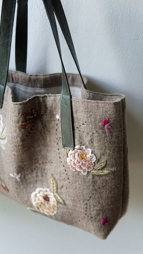 Maravilloso Curso De Crochet: Aprende Hacer Carteras Bordadas Con 041 Hand Embroidery Bag, Embroidery Bags Handmade, Handmade Fabric Purses, Embroidery Purse, Hemp Bag, Handmade Fabric Bags, Embroidery Online, Textile Bag, Diy Bags Purses