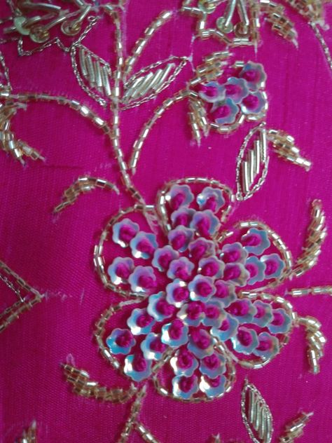 Hand embroidery Aari Blouse, Embroidery Neck Designs, Embroidered Blouse Designs, Hand Embroidery Design, Embroidered Blouse, Neck Designs, Creative Ideas, Embroidery Design, Blouse Designs