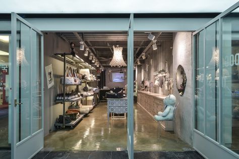 » Louisdog Boutique by Gongsang Planet, Seoul – South Korea Pet Store Ideas, Retail Store Display, Clothing Displays, Clinic Design, Accessories Display, Retail Store Design, Retail Design Blog, Store Fixtures, London Photography