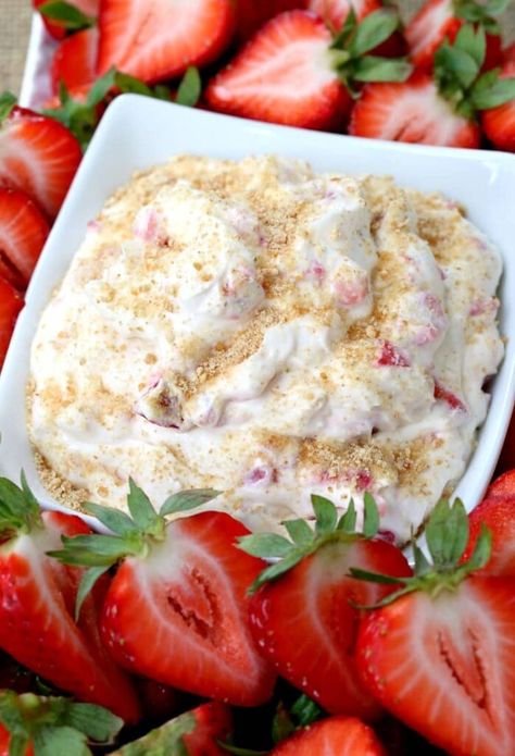 No bake strawberry shortcake dip with strawberries for dipping Boozy Dips, Strawberry Shortcake Dip, Cookie Dippers, Best Strawberry Shortcake, Sweet Dip, Dessert Dip Recipes, Cold Dips, Dip Easy, Strawberry Season