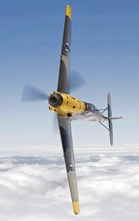 Fighter Planes Art, Ww2 Fighter Planes, Me 109, Luftwaffe Planes, Wwii Fighter Planes, Wwii Airplane, Bf 109, Messerschmitt Bf 109, Airplane Fighter