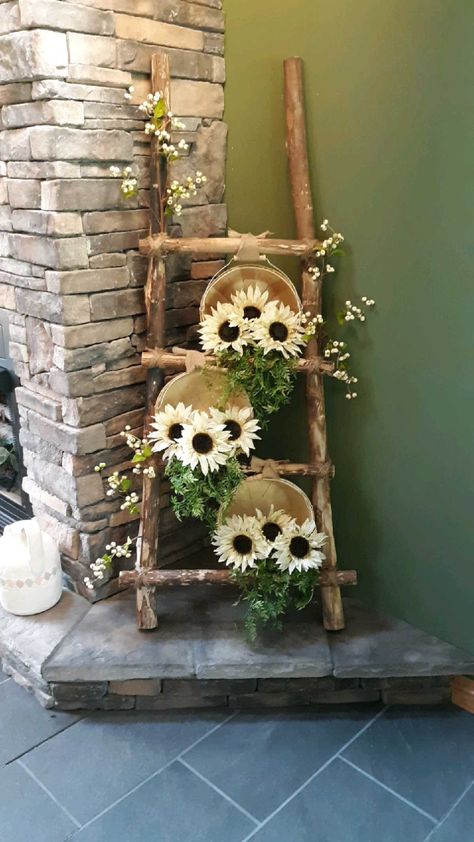 Decorative Ladder Ideas Living Rooms, Ladder Upcycle, Decorative Ladder Ideas, Farmhouse Ladder Decor, Old Ladder Decor, Upcycle Ladder, Old Wood Ladder, Christmas Ladder, Ladder Ideas