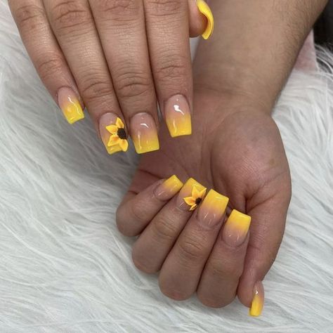 Sunflower Nail Art Short, Cute Sunflower Nails Short, Fall Acrylic Nails Autumn Sunflower, Sun Flower Nails Ideas, Square Sunflower Nails, Sunflower Nail Designs Acrylic, Sunflower Wedding Nails The Bride, Sunflower On Nails, Summer Sunflower Nails