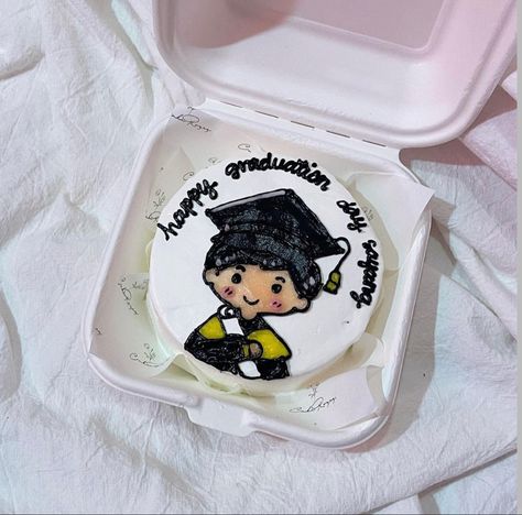 Congrats Bento Cake, Graduation Bento Cake Design, Korean Cake Graduation, Graduation Lunchbox Cake, Bento Cake Graduation, Graduation Bento Cake, Graduation Cake Ideas For Boys, Congratulations Cake Ideas, Graduation Cake Aesthetic