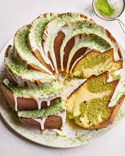 Recipe: Matcha-Vanilla Swirled Pound Cake. This pound cake recipe is for all the matcha-lovers out there. The cake is very easy to make, all you need is a bundt pan and a love of matcha. Dessert is served! Easy Vanilla Cake Recipe, Sour Cream Pound Cake, Vanilla Sponge Cake, Matcha Recipe, Pound Cake Recipe, Vanilla Glaze, Marble Cake, Pound Cake Recipes, Flank Steak