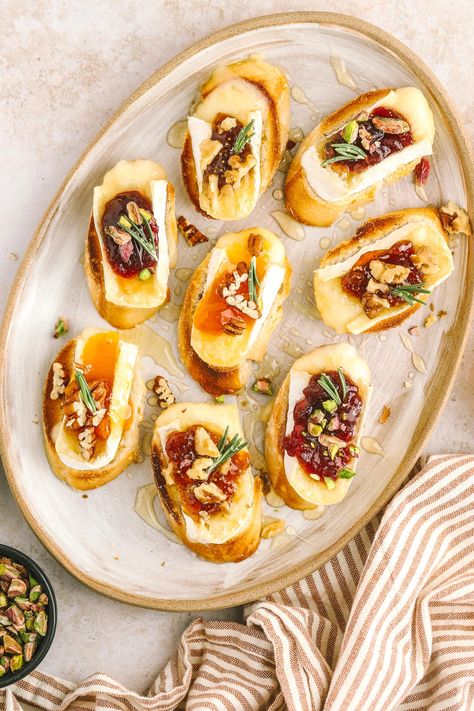 Make these quick holiday brie crostini appetizers in 10 minutes! Top with seasonal jams, nuts & a honey drizzle for the perfect holiday bite. Brie Crostini Appetizers, Cranberry Dip Recipes, Holiday Brie, Quick Holiday Appetizers, Recipes Dinner Party, Brie Crostini, Summer Appetizer Recipes, Summer Appetizers Easy, Honey Drizzle