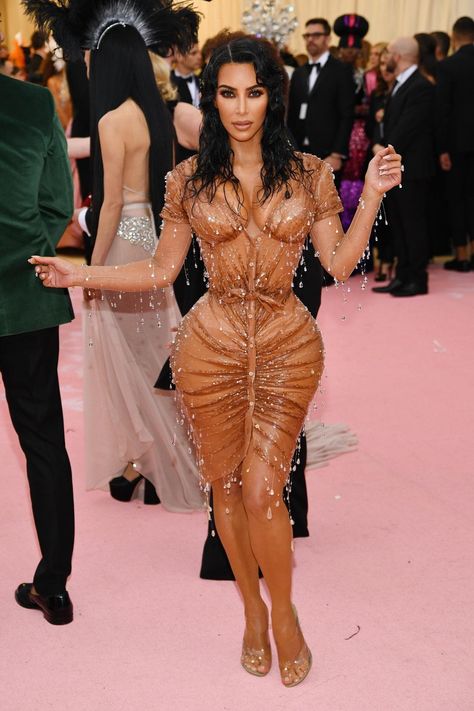 Kim Kardashian’s wet look at the Met Gala 2019 Kim Kardashian Met Gala, Kardashian Met Gala, Revealing Outfits, Kim Kardashian Outfits, Met Ball, Kardashian Outfit, Kim Kardashian And Kanye, Poppy Delevingne, Anna Wintour