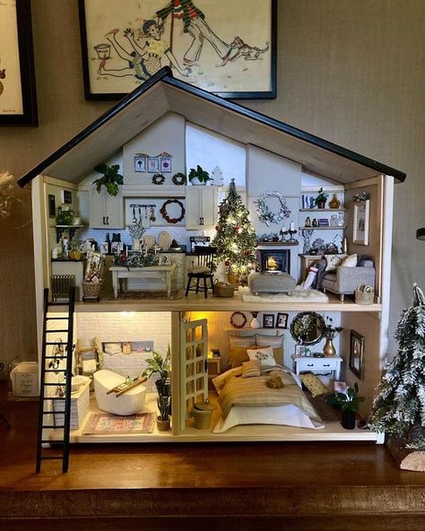 Flisat House, Maileg Doll House, Dollhouse Furniture Tutorials, Ikea Dollhouse, Ikea Flisat, Ikea Christmas, Room Box Miniatures, Dollhouse Christmas, Doll House Plans