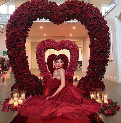 Kylie Jenner ❤️ Kylie Jenner Flowers, Valentines Installation, Kylie Jenner Valentines Day, Kardashian Party, Fashion Birthday Party, Cute Braces Colors, Kylie Jenner Gif, Red Wedding Decorations, Valentine Photo Shoot