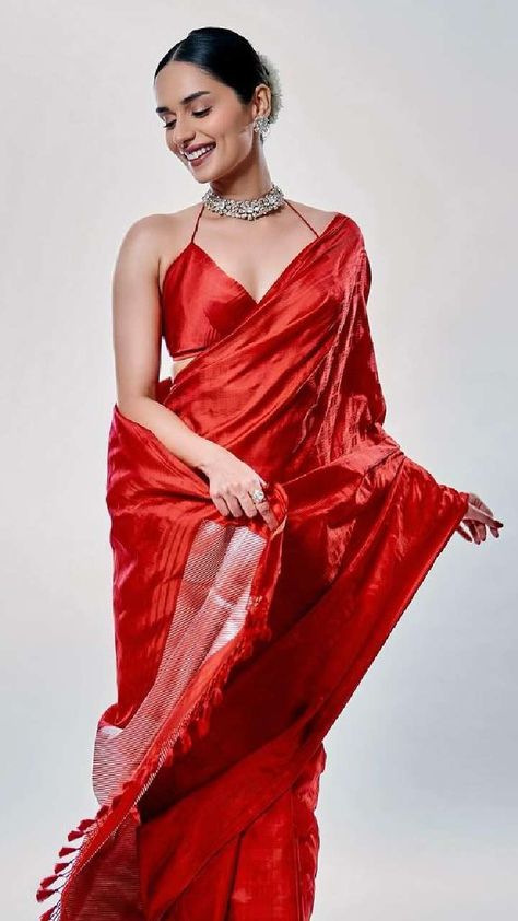 Silk Saree Bollywood, Red Silk Saree, Manushi Chillar, Saree Pose, Women In Red, Manushi Chhillar, Saree Bollywood, Perfect Blouse, Red Saree