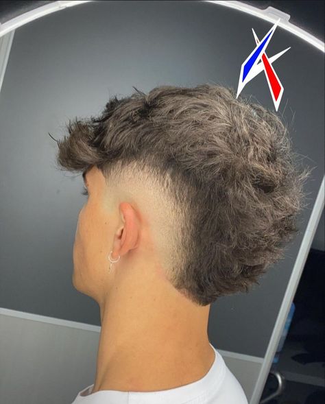 Fade Haircut Curly Hair, Men Fade Haircut Short, Haircut Selfie, Mohawk Hairstyles Men, Photo Hijab, Curly Hair Fade, Mens Haircuts Short Hair, Gents Hair Style, Men Haircut Curly Hair