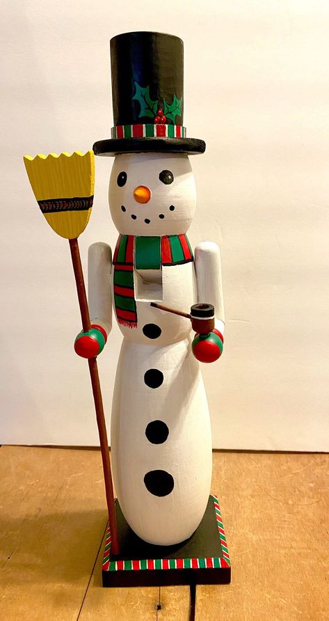 Snowman Nutcracker Painting Ideas, Snowman Nutcracker, Christmas Toy Soldiers, Nutcracker Christmas Decorations, Christmas Nutcrackers, Crochet Xmas, Holiday Snowmen, Christmas Painting, Hand Painted Decor