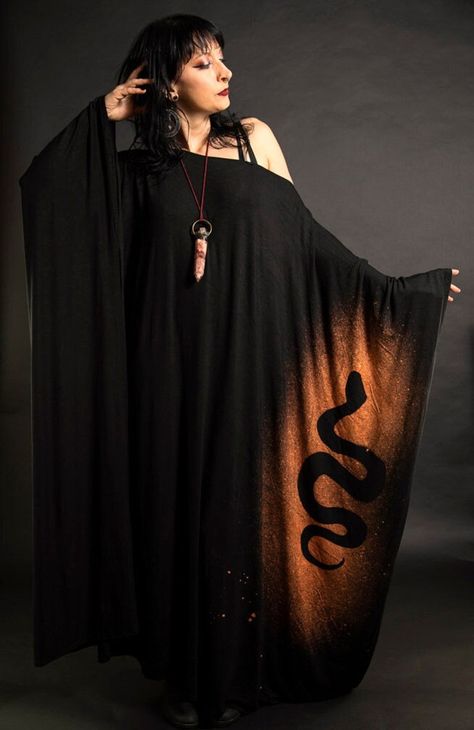 Black Maxi Dress For Halloween, Over Size Dress, Draping Dress, Bohemian Goth, Snake Dress, Strega Fashion, Black Duster, Goddess Outfit, Stone Energy