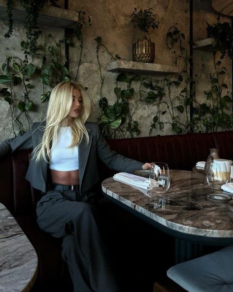 Instagram Pose Ideas Autumn, Coffee Cafe Outfit, Low Exposure Outfit Aesthetic, Blonde Hair Dress Outfit, Dinner With Boyfriend Outfit, Iconic Instagram Pictures, Elegant Woman Aesthetic Luxury, French Outfits Spring, Put Together Aesthetic Outfit