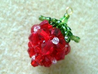 Materials:15 - 3mm red bicone beads18 - 4mm red bicone beads1 - 3mm green bicone bead1 - 6mm red round beadSize 11 seed beads: red, green and transparent1 pc - 70 cm fishing line (for strawberry body)1 pc - 15 cm fishing line (for leaves)1 pc - 1.5" head pinRound nose pliers Wire cutter Strawberry Beads Pattern, Beaded Figures, Jewelry Making Ideas, Bead Keychain, Bead Tutorials, Beaded Beads, Bead Weaving Patterns, Bracelets Diy, Beaded Crafts