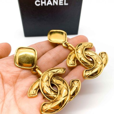 Vintage Chanel Matelesse CC Logo Earrings Chanel Earrings Outfit, Chanel Earrings Aesthetic, Chanel Earrings Gold, Channel Earrings, Cc Chanel Earrings, Chanel Jewelry Earrings, Chanel High Jewelry Earrings, Jennifer Gibson, Vintage Chanel Jewelry