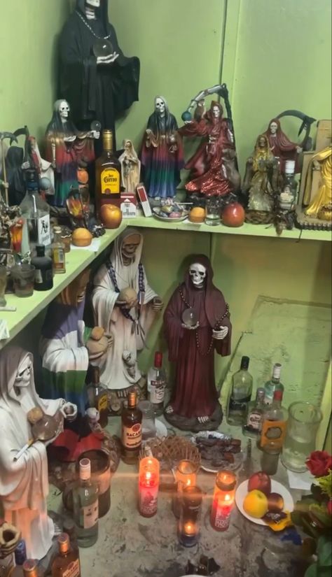 Santa Muerte Altar, White Magic Love Spells, Santa Muerte Prayer, Pregnancy Spells, African Traditional Religions, Black Magic Love Spells, White Magic Spells, Psychic Readings Free, Magic Wallet