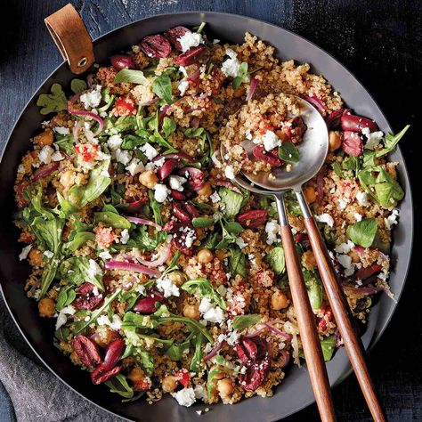 This Mediterranean diet recipe is chock-full of quinoa, chickpeas and vegetables. Find out how to make this easy quinoa salad in your slow cooker. Diet Slow Cooker Recipes, Slow Cooker Recipes Uk, Slow Cooker Mediterranean, Slow Cooker Quinoa, Salad Coleslaw, Easy Quinoa Salad, Arugula Recipes, Mediterranean Diet Recipes Dinners, Easy Quinoa