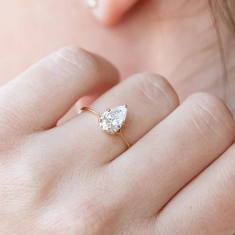 Ethical Wedding, Pear Cut Ring, Wedding Ring For Her, Engagement Ring For Her, Moissanite Engagement Ring Solitaire, Zierlicher Ring, Bridal Wedding Rings, Types Of Diamonds, Promise Rings For Her