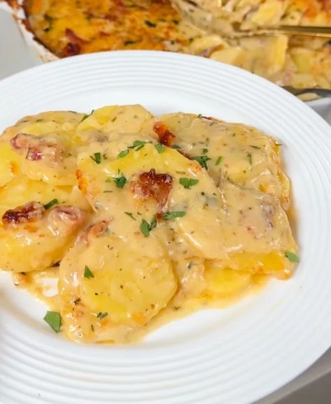 Loaded Bacon + Roasted Garlic Potatoes - Tillamook Crockpot Oxtails, Oxtails Recipe, Roasted Garlic Potatoes, Bacon Potatoes, Garlic Cheddar, Garlic Potatoes, Potato Recipes Side Dishes, Potato Side Dishes, Food Recepie