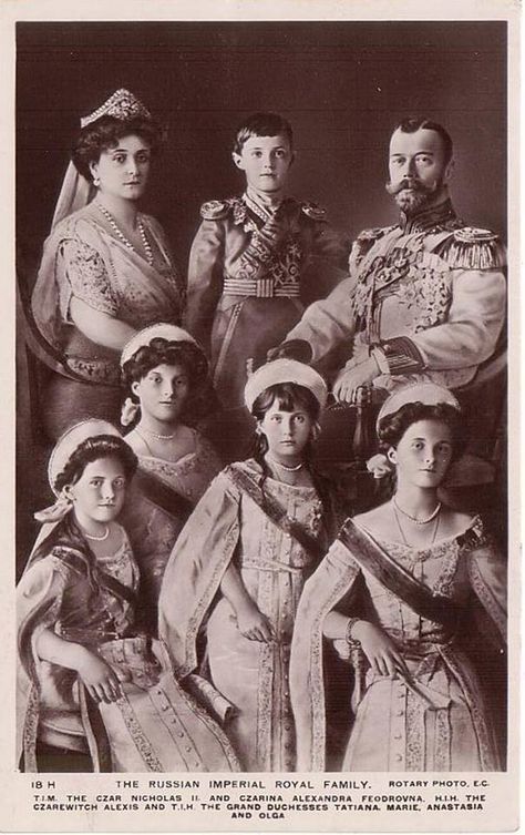 Zar Nicolás II y su familia. The Romanovs, Alexei Romanov, Anastasia Romanov, Foto Langka, House Of Romanov, Historical Dress, Prințese Disney, Romanov Dynasty, Tsar Nicholas Ii