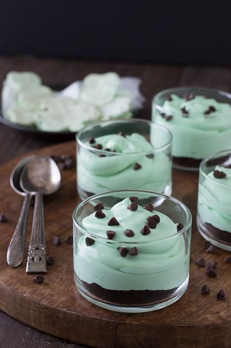 No Bake Mint Chocolate Chip Shamrock Cheesecake - an easy mint green dessert for St. Patrick’s Day! Shamrock Cheesecake, Green Dessert, Mint Desserts, Green Desserts, Cheesecake Dip, St Patricks Day Food, Mint Recipes, Mint Chocolate Chip, Mint Chocolate Chips