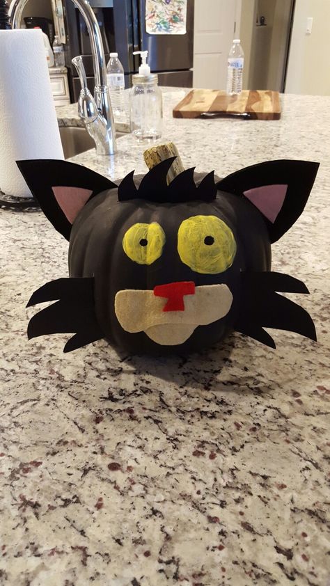 School project..turn your pumpkin into the main character of your book. In our case, "Bad Kitty". Craft pumpkins work great for this! Bad Kitty Pumpkin, Book Themed Pumpkins For Kids, Literary Pumpkins, Book Character Pumpkin, Book Pumpkins, Storybook Pumpkin, Kitty Craft, Pumpkin Story, Book Character Pumpkins