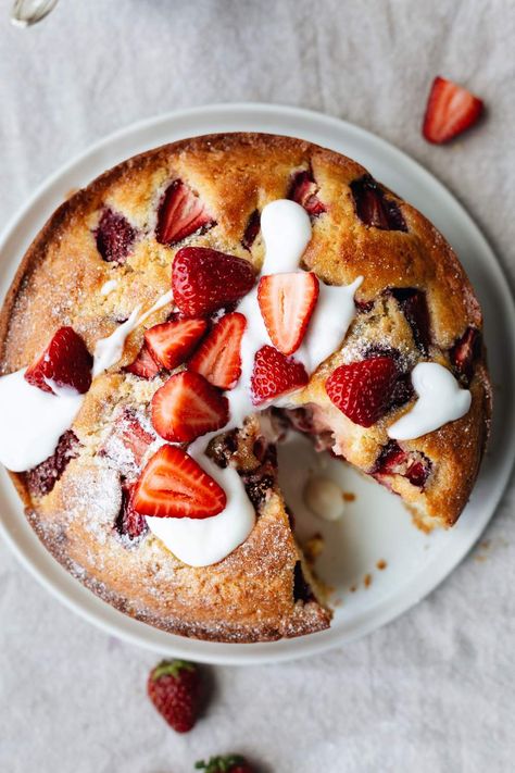 Strawberry And Yogurt, Cake With Peaches, Almond Flour Cakes, Usa Food, Raspberry Recipes, Almond Flour Recipes, Yogurt Cake, Strawberry Yogurt, Gluten Free Cake