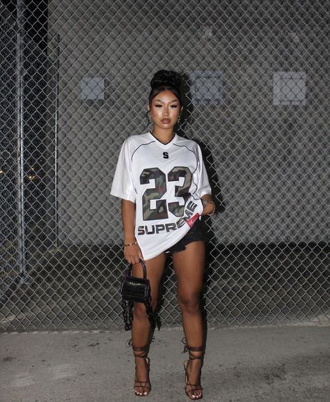 Instagram Baddie Outfit, Going Out Outfits Night Club, Outfit Black Women, Shorts Outfits Women, Jersey Outfit, Cute Swag Outfits, Baddie Outfits Casual, Gaming Clothes, Cute Simple Outfits