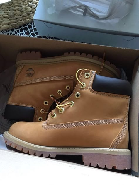 Footwear Aesthetic, Timber Boots, Tims Boots, Kicks Shoes, Jordan Shoes Retro, Shoes Too Big, Cute Sneakers, Shoe Inspiration, Shoe Inspo