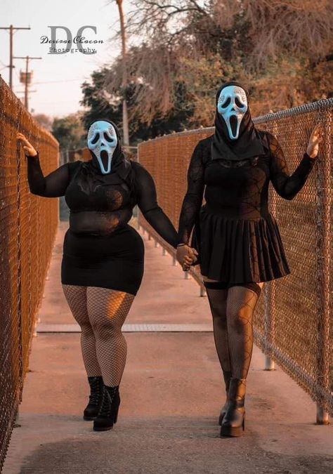 Scandoulous Halloween Costume, Halloween Pictures Photography Friends, Plus Size Ghost Face Costume, Scary Best Friend Costumes, Scream Photoshoot, Bestie Shoot, Custome Ideas, Scream Halloween Costume, Fotos Halloween