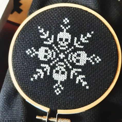 Gothic Snowflake, Skull Snowflake, Halloween Cross Stitches, Hoop Embroidery, Cross Stitch Funny, Wooden Hoop, Pattern Modern, Witch Aesthetic, Stitching Art